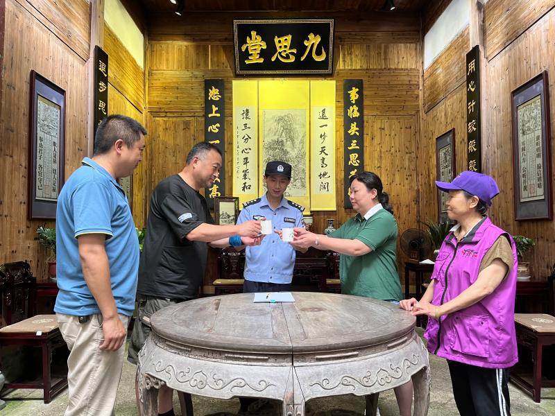 西递镇人大代表运用“作退一步想”工作法参与成功调解邻里纠纷，当事人共饮和解茶