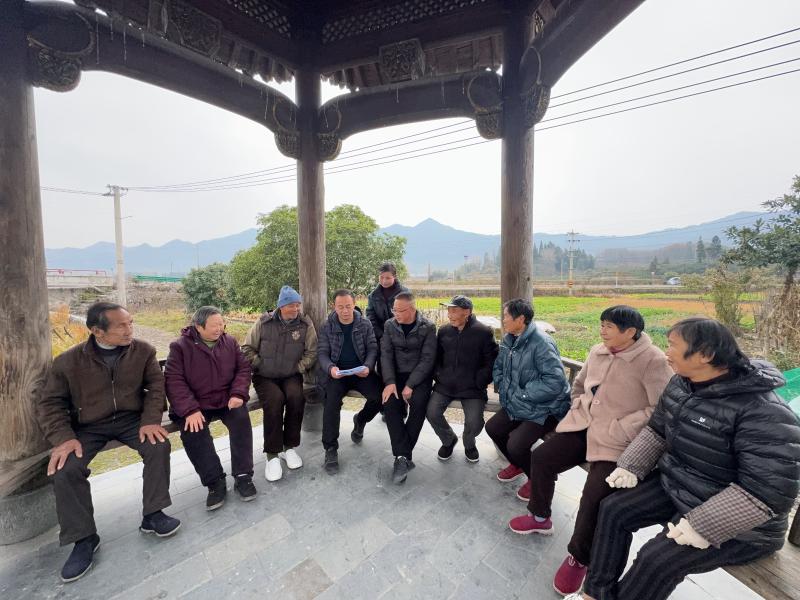 县、镇人大代表运用“古黄模式”与村民协商村级产业发展规划并宣介上级涉农政策